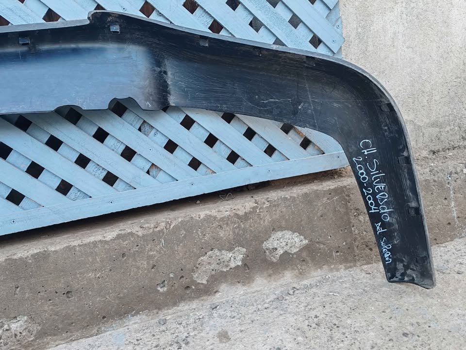 Moldura superior de parachoque Chevrolet Silverado 2000 - 2004 - Imagen 5