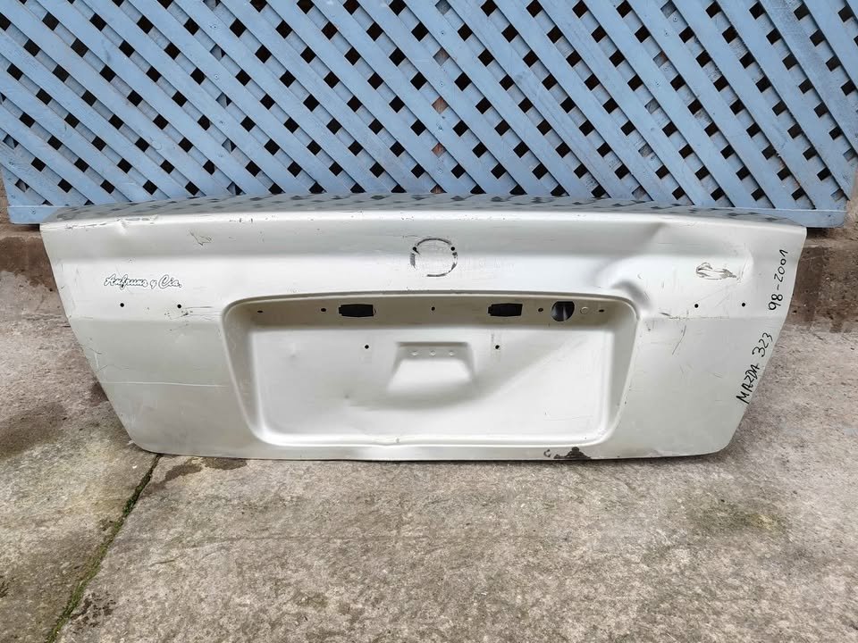 Tapa maleta Mazda 323 1998 - 2002