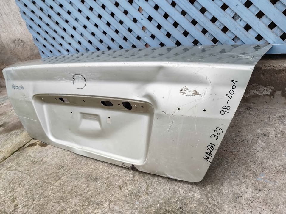 Tapa maleta Mazda 323 1998 - 2002 - Imagen 3