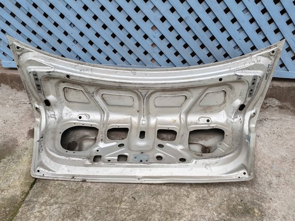 Tapa maleta Mazda 323 1998 - 2002 - Imagen 8