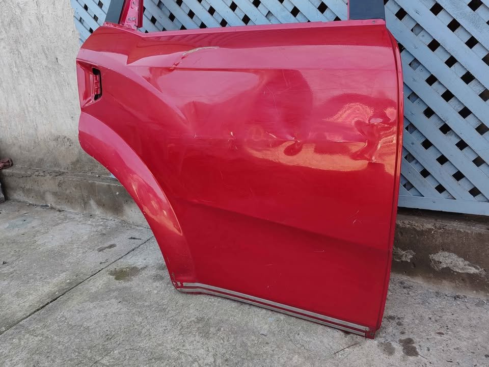 Puerta trasera derecha Mahindra XUV500 2012 - 2020 - Imagen 3