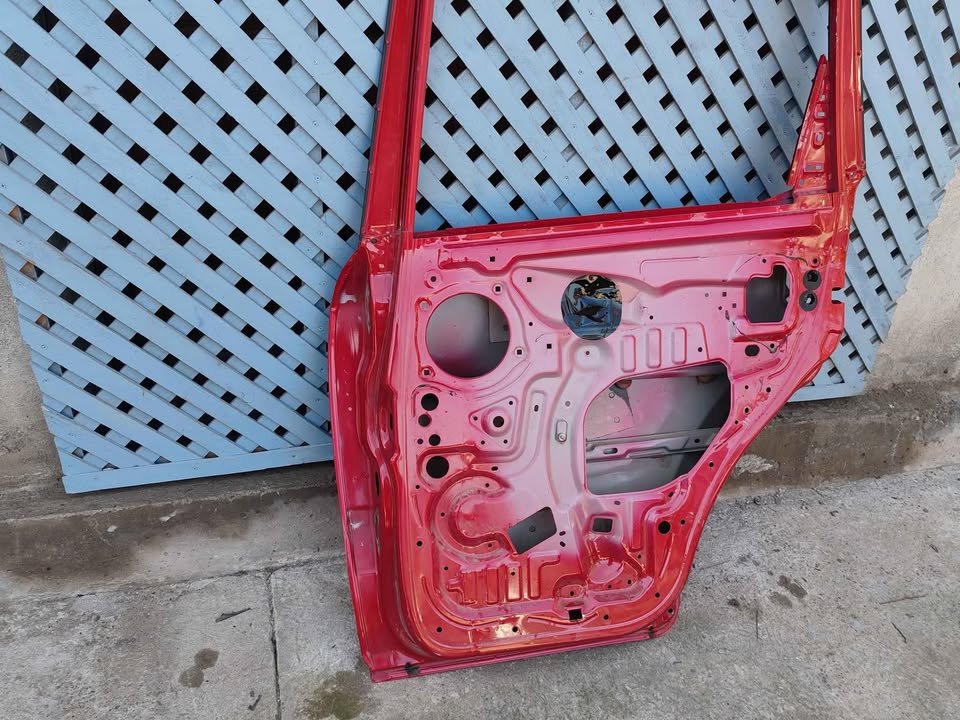 Puerta trasera derecha Mahindra XUV500 2012 - 2020 - Imagen 8