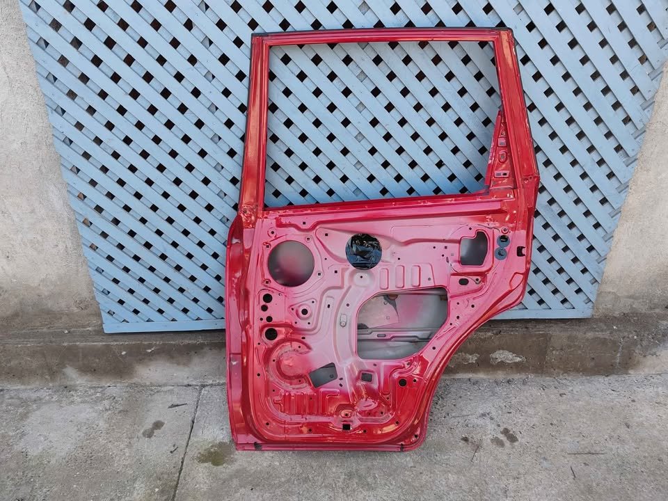 Puerta trasera derecha Mahindra XUV500 2012 - 2020 - Imagen 9