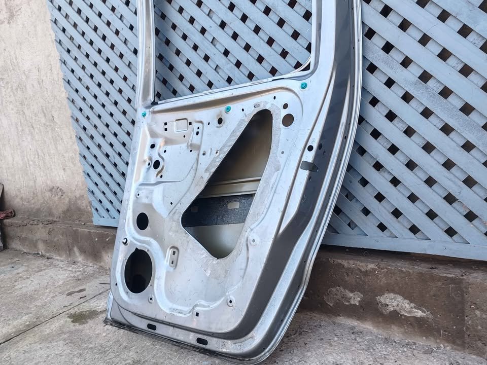 Puerta trasera derecha Volkswagen Amarok 2011 - 2023 - Imagen 7