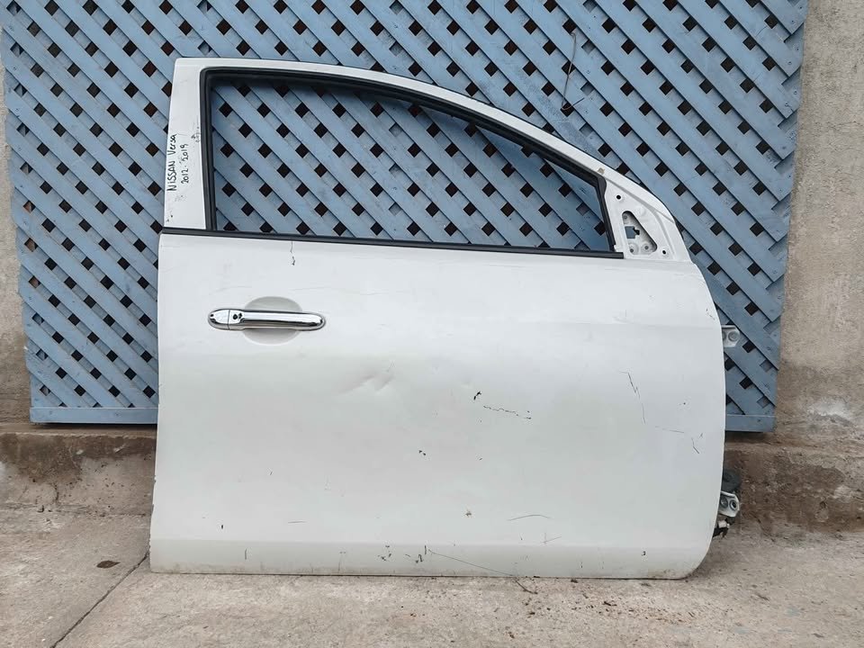 Puerta delantera derecha Nissan Versa 2012 - 2019