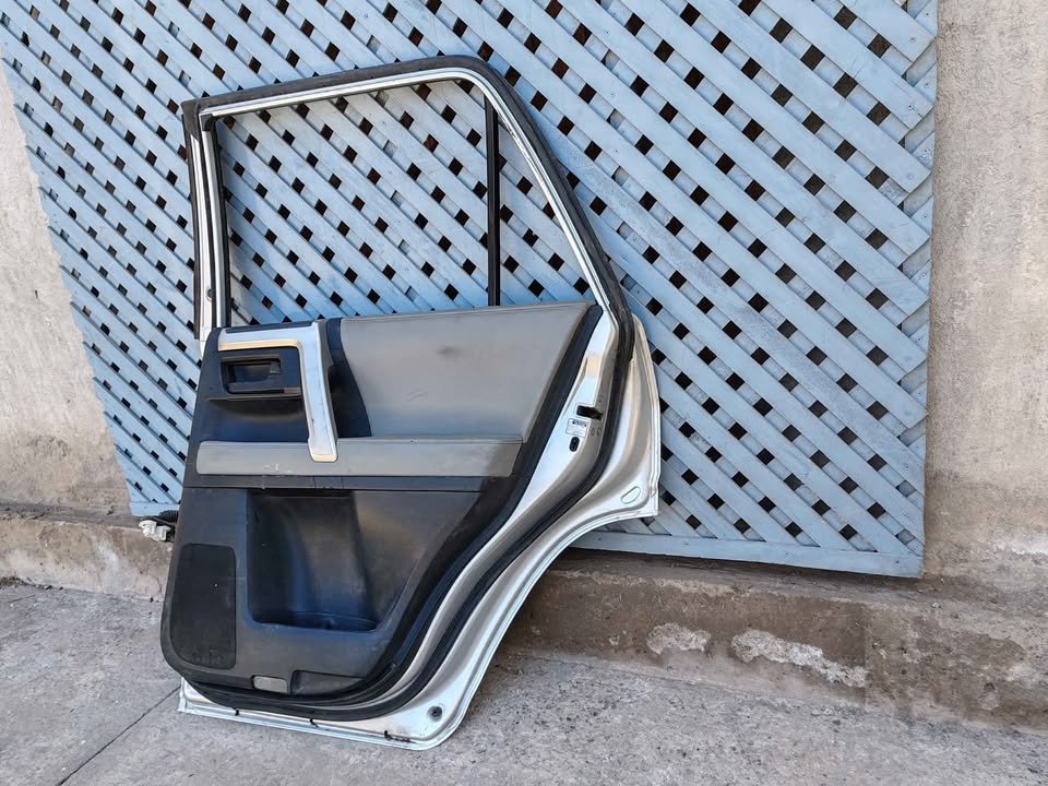Puerta trasera derecha Toyota 4runner 2010 - 2022 - Imagen 6