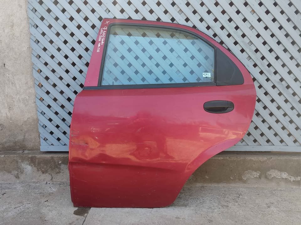 Puerta trasera izquierda Chevrolet Aveo sedan 2003 - 2006