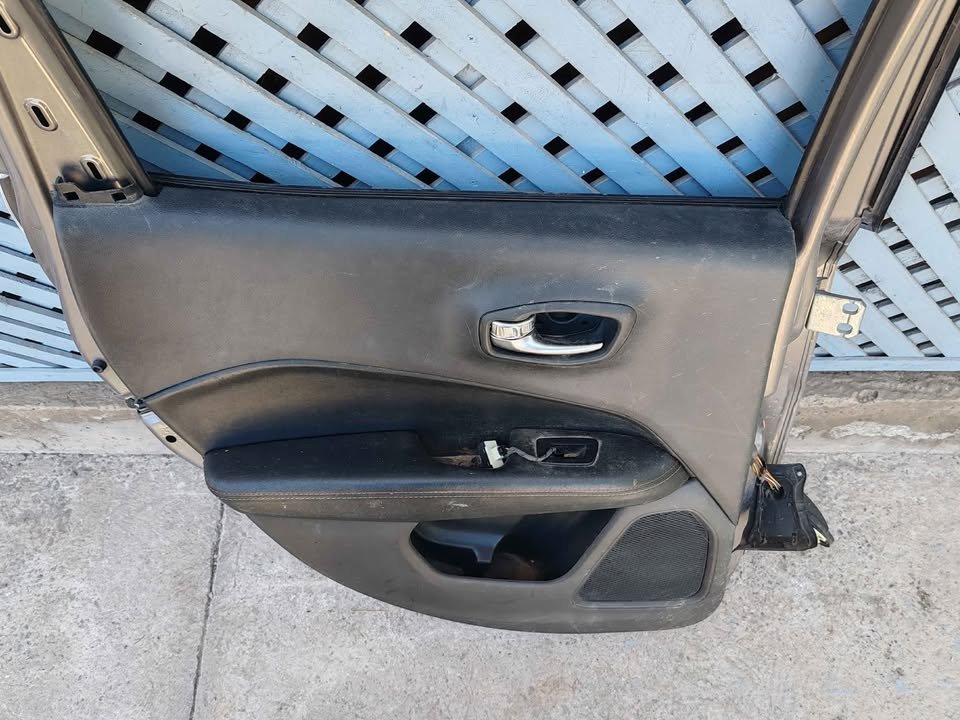 Puerta trasera izquierda Jeep Compass 2018 - 2025 - Imagen 8