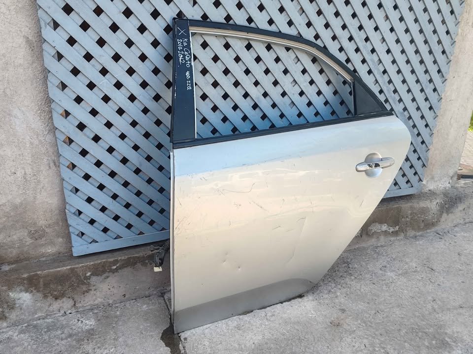 Puerta trasera izquierda Kia Cerato 2011 - 2013 - Imagen 3