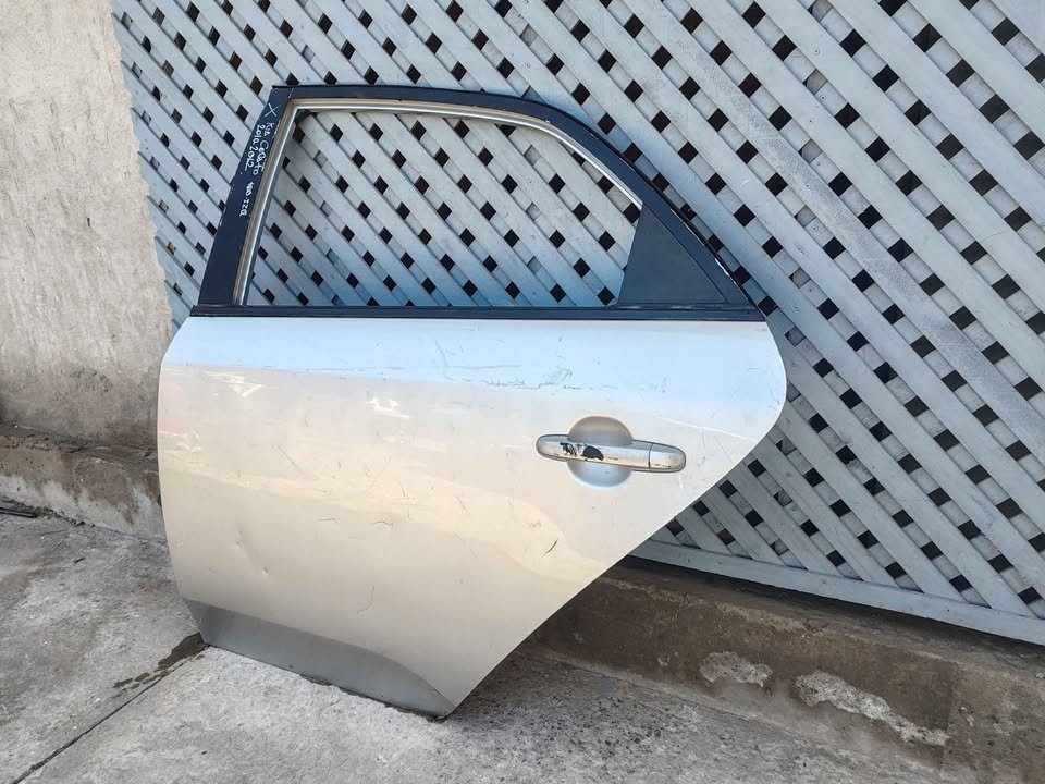 Puerta trasera izquierda Kia Cerato 2011 - 2013 - Imagen 4