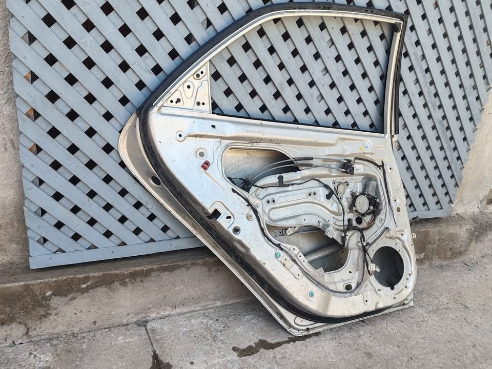 Puerta trasera izquierda Kia Cerato 2011 - 2013 - Imagen 5