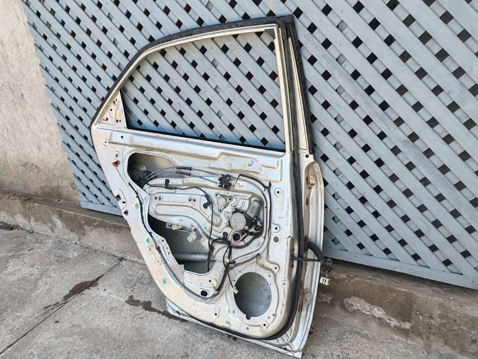 Puerta trasera izquierda Kia Cerato 2011 - 2013 - Imagen 6