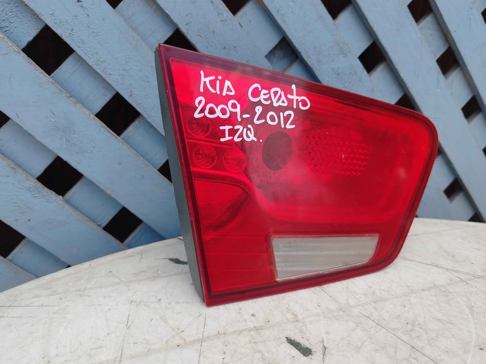 Foco de maleta izquierdo Kia Cerato 2009 - 2012 - Imagen 2