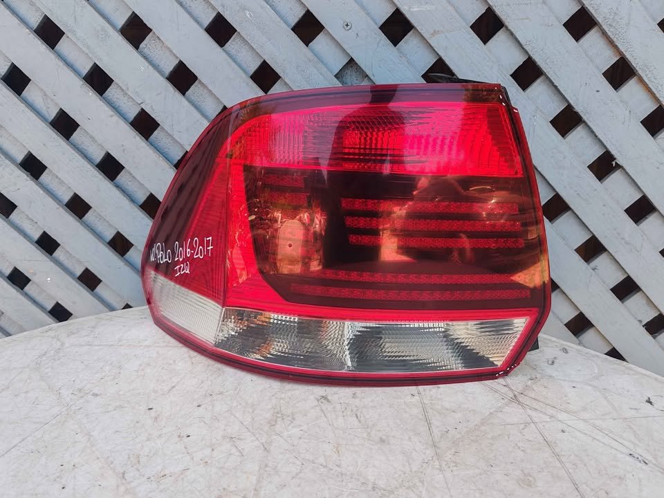 Foco trasero izquierdo Volkswagen Polo sedan 2016 - 2017