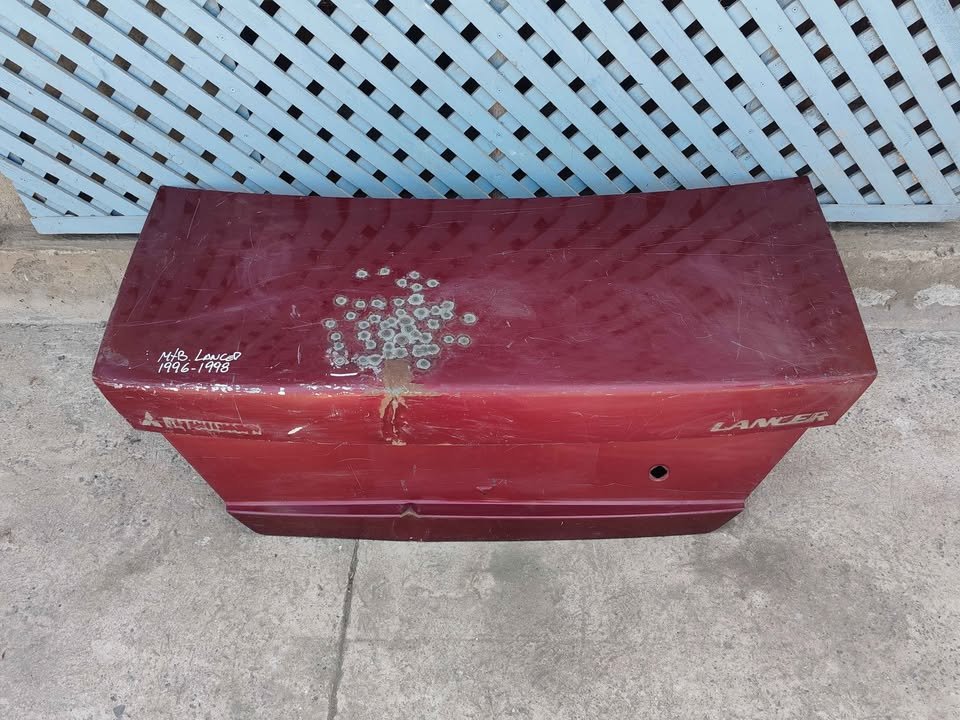 Tapa maleta Mitsubishi Lancer 1996 - 1998 - Imagen 2
