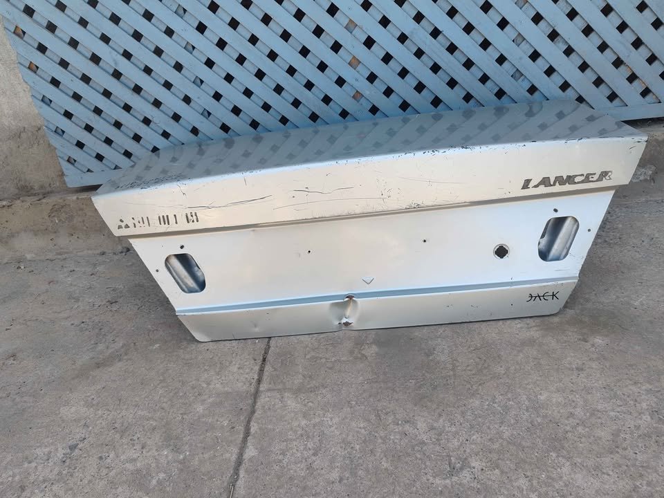 Tapa maleta Mitsubishi Lancer 1999 - 2001