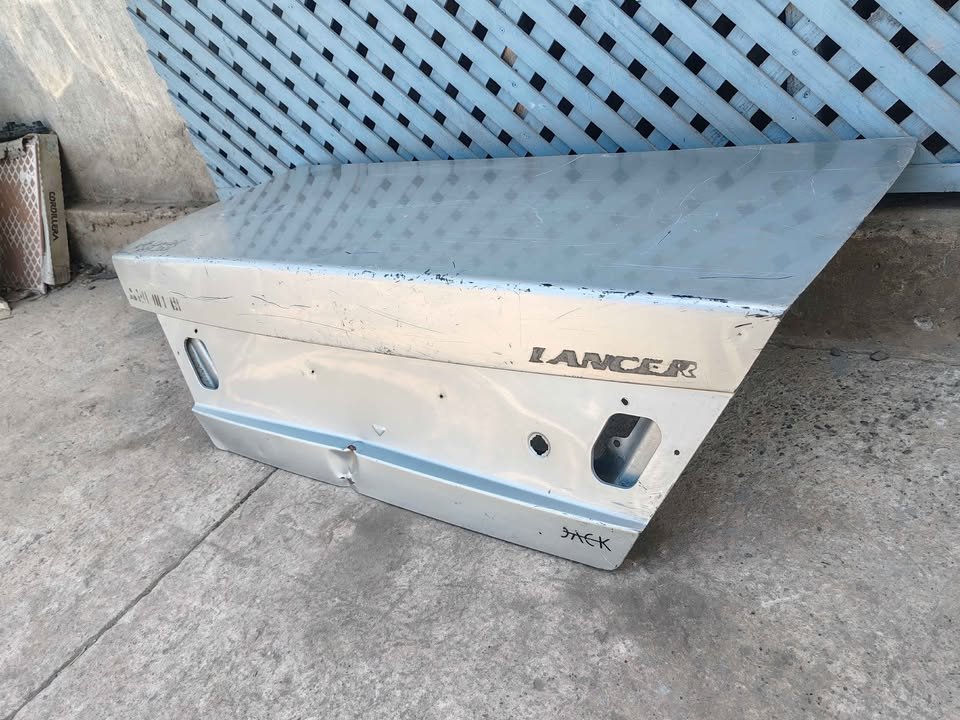 Tapa maleta Mitsubishi Lancer 1999 - 2001 - Imagen 4