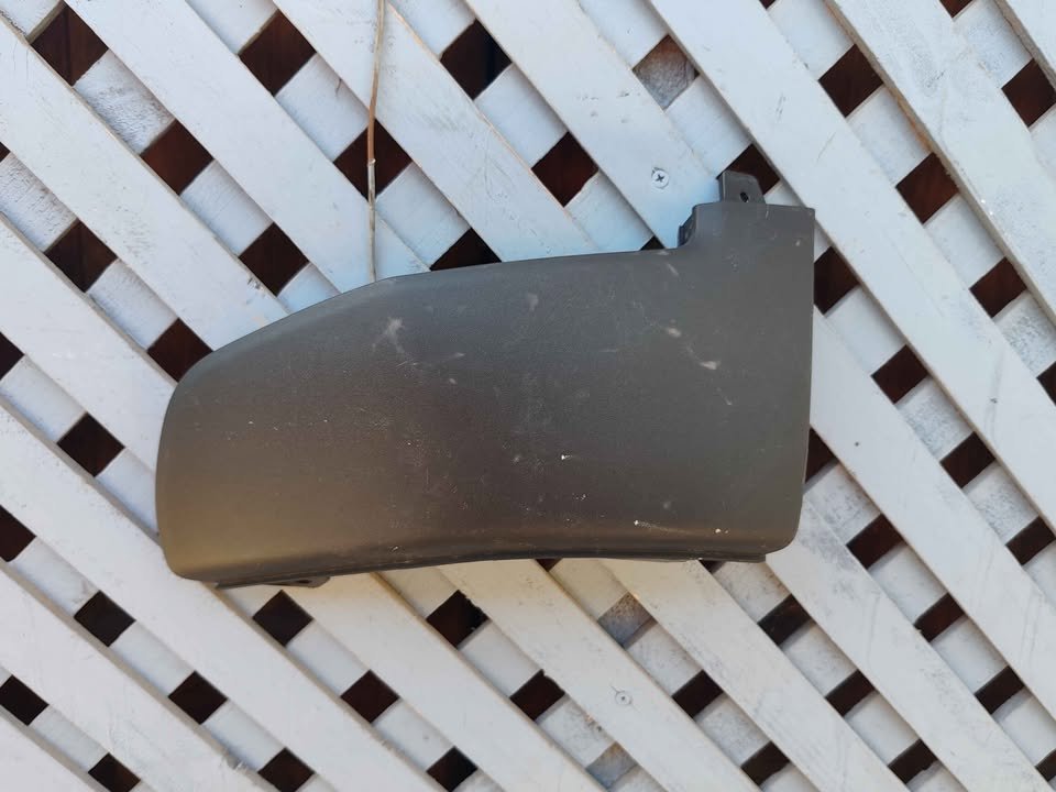 Moldura inferior izquierda de parachoque delantero Mahindra XUV 300 2019 - 2025