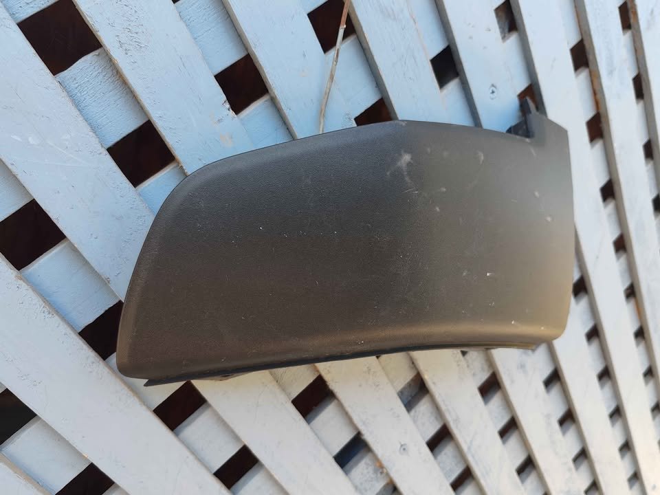 Moldura inferior izquierda de parachoque delantero Mahindra XUV 300 2019 - 2025 - Imagen 2