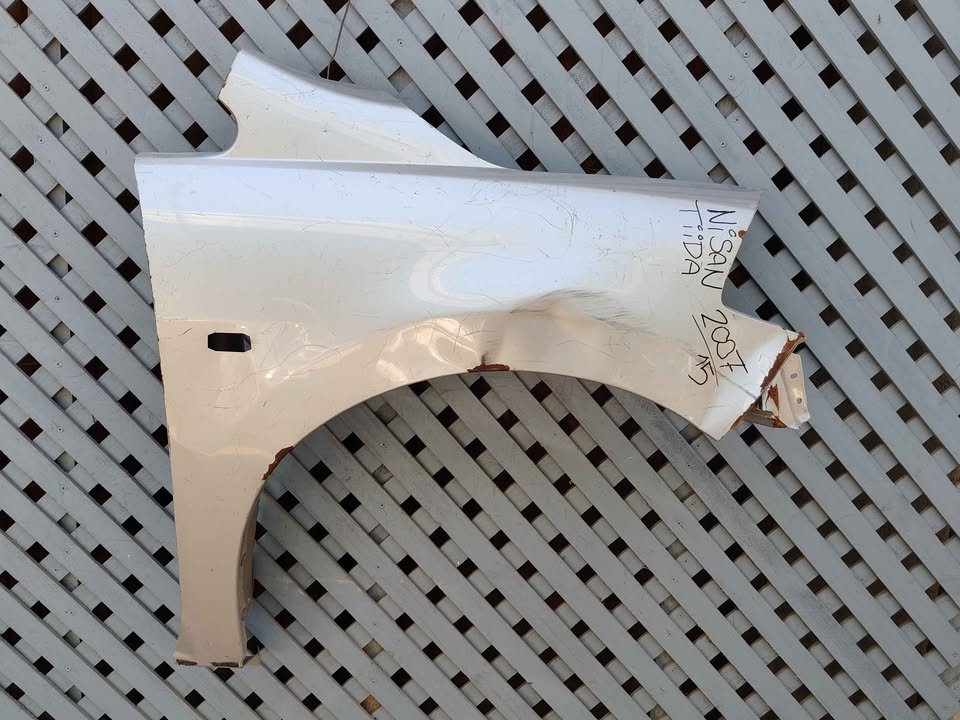 Tapabarro derecho Nissan Tiida 2007 - 2015