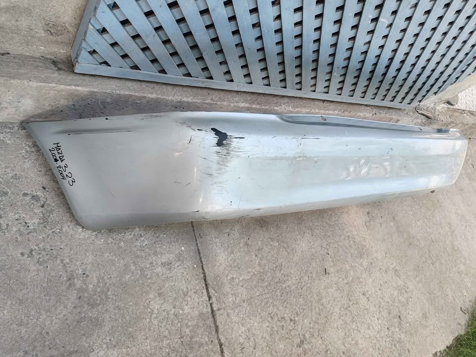 Parachoque trasero Mazda 323 2000 - 2004 - Imagen 2