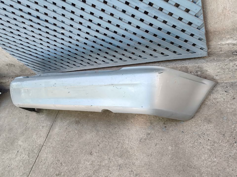Parachoque trasero Mazda 323 2000 - 2004 - Imagen 3