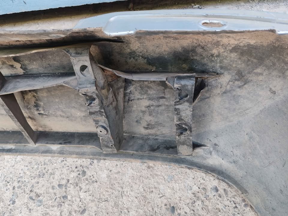 Parachoque trasero Mazda 323 2000 - 2004 - Imagen 6