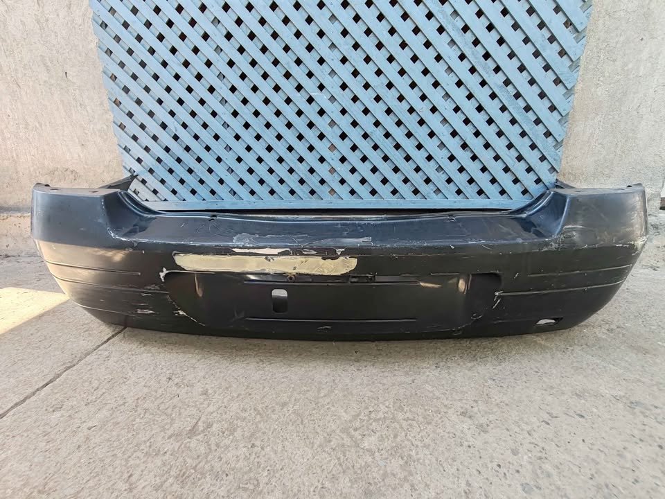 Parachoque trasero Renault Clio sedan 2000 - 2002
