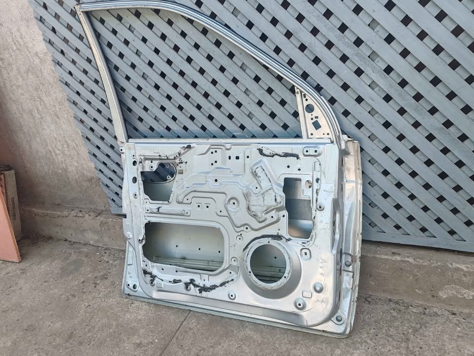Puerta delantera izquierda Kia Carnival 2002 - 2006 - Imagen 7