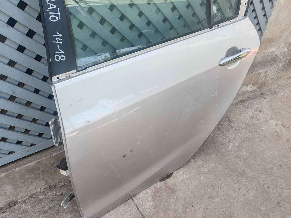 Puerta trasera izquierda Kia Cerato 2014 - 2018 - Imagen 5