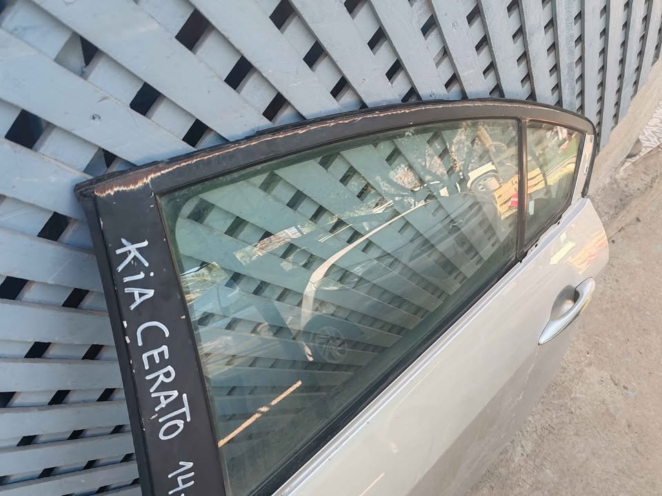 Puerta trasera izquierda Kia Cerato 2014 - 2018 - Imagen 6