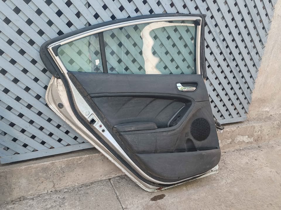 Puerta trasera izquierda Kia Cerato 2014 - 2018 - Imagen 7