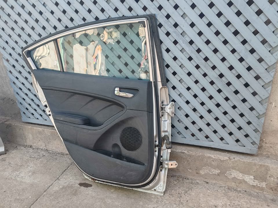 Puerta trasera izquierda Kia Cerato 2014 - 2018 - Imagen 8