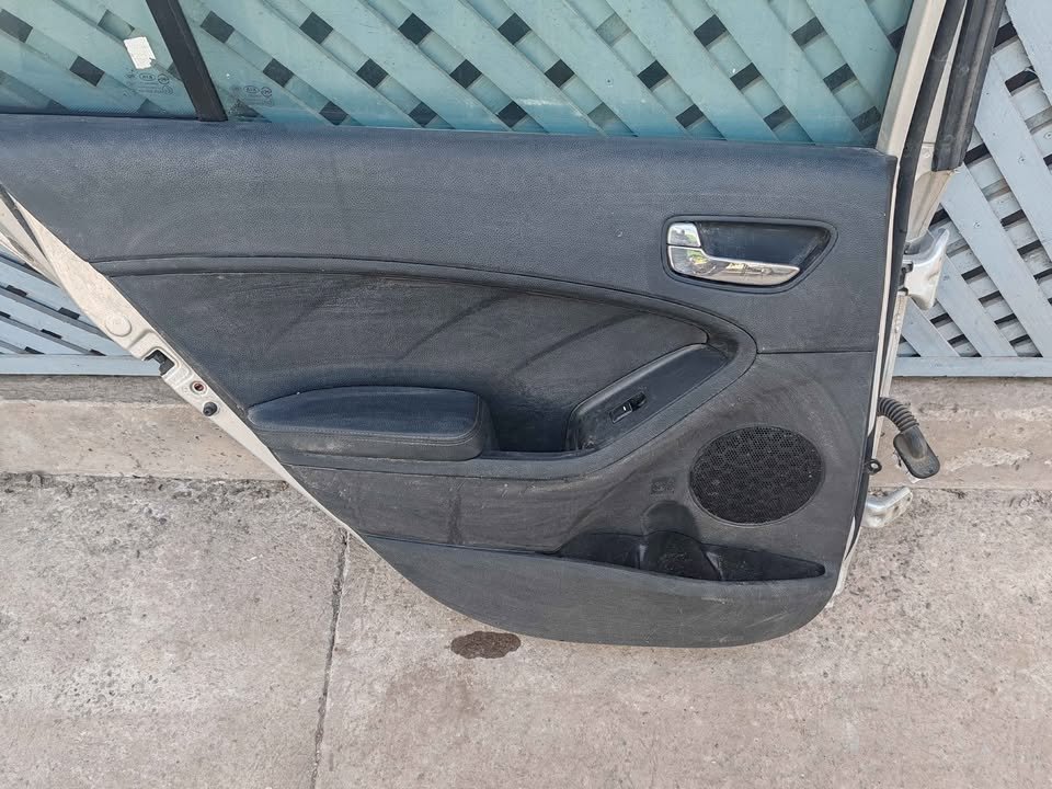 Puerta trasera izquierda Kia Cerato 2014 - 2018 - Imagen 9
