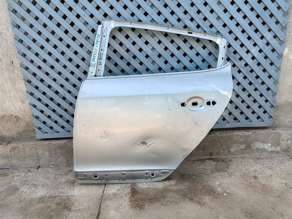Puerta trasera izquierda Renault Megane 3 2009 - 2015