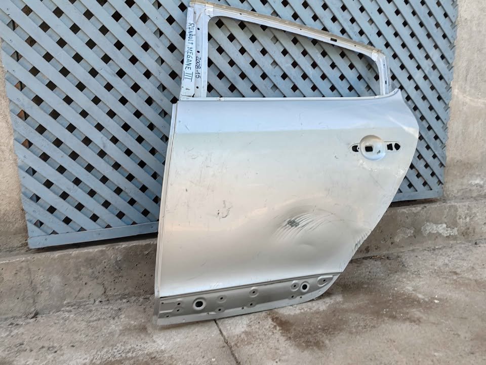 Puerta trasera izquierda Renault Megane 3 2009 - 2015 - Imagen 3