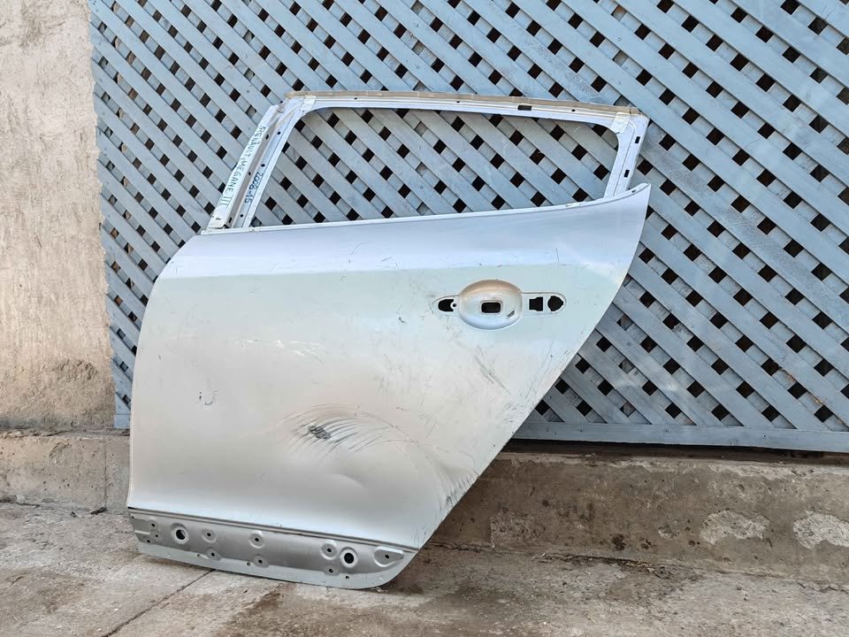 Puerta trasera izquierda Renault Megane 3 2009 - 2015 - Imagen 4