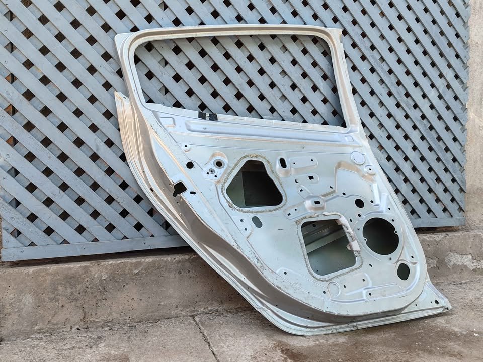 Puerta trasera izquierda Renault Megane 3 2009 - 2015 - Imagen 7