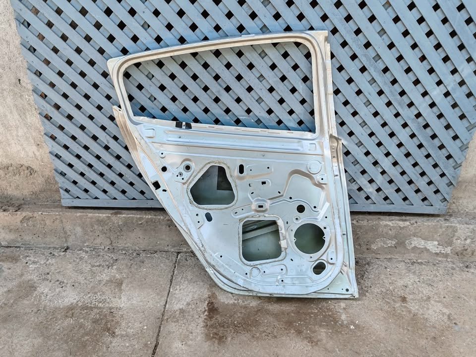 Puerta trasera izquierda Renault Megane 3 2009 - 2015 - Imagen 8