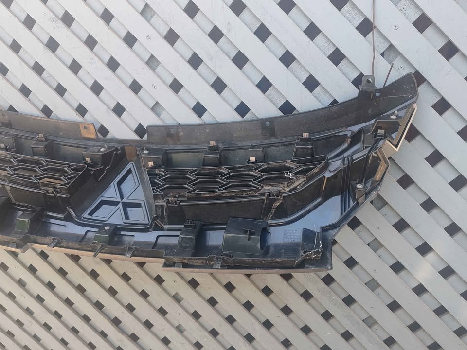 Máscara Mitsubishi L200 2019 - 2022 - Imagen 7