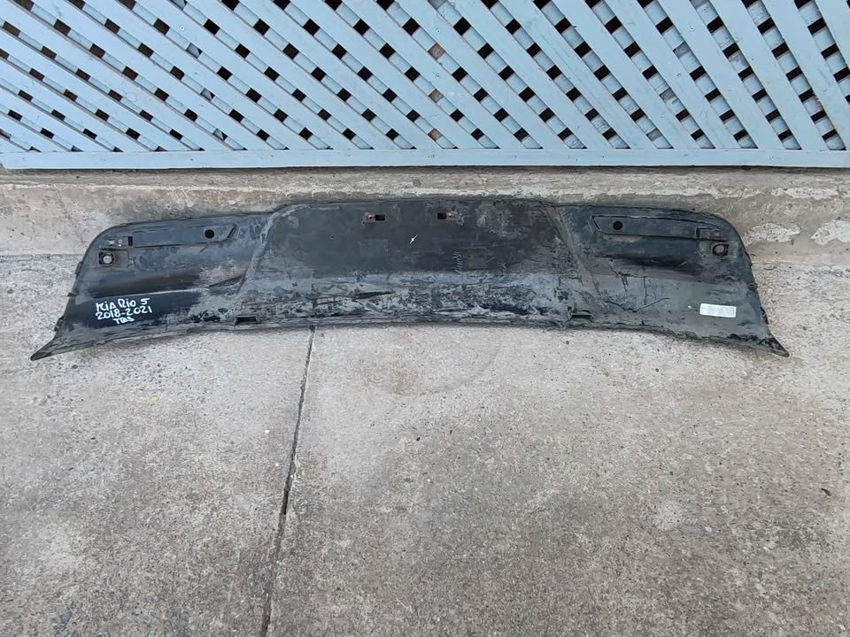 Moldura de parachoque trasero Kia Rio 5 2018 - 2021 - Imagen 8
