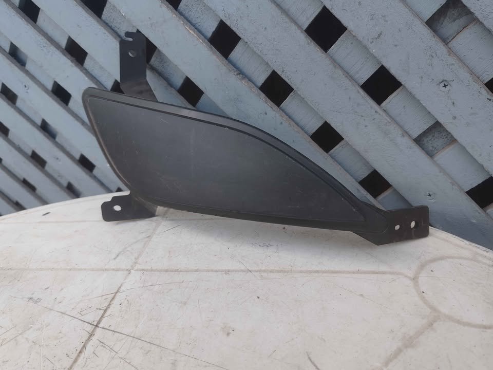 Tapa de neblinero derecho Mahindra XUV500 2016 - 2022 - Imagen 2