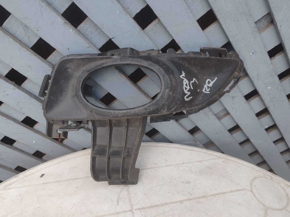 Tapa de neblinero izquierdo Mazda 3 sedan 2003 - 2006