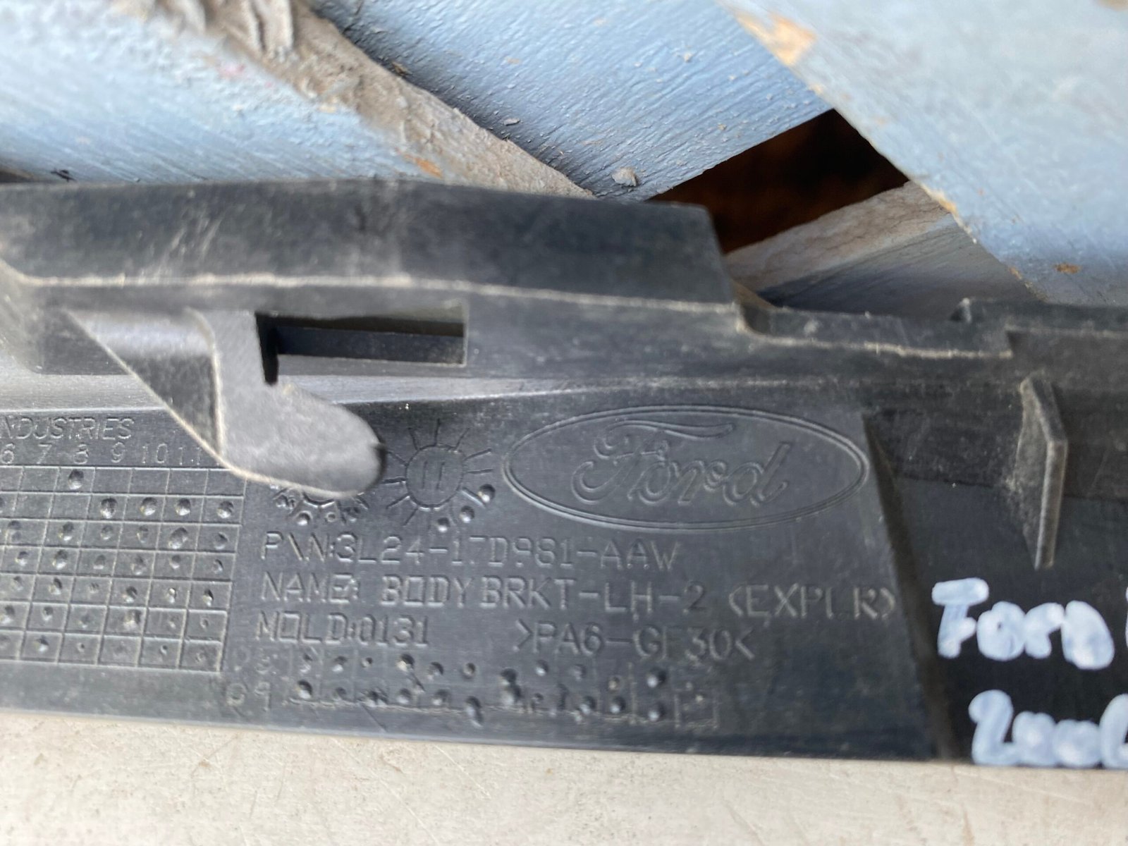 Mensula trasera izquierda Ford Explorer 2006 - 2010 - Imagen 3