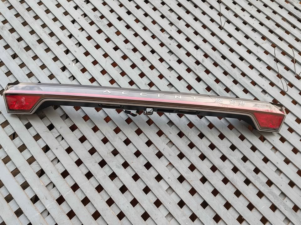 Embellecedor trasero de maleta Hyundai Accent 2024 - 2026 - Imagen 5