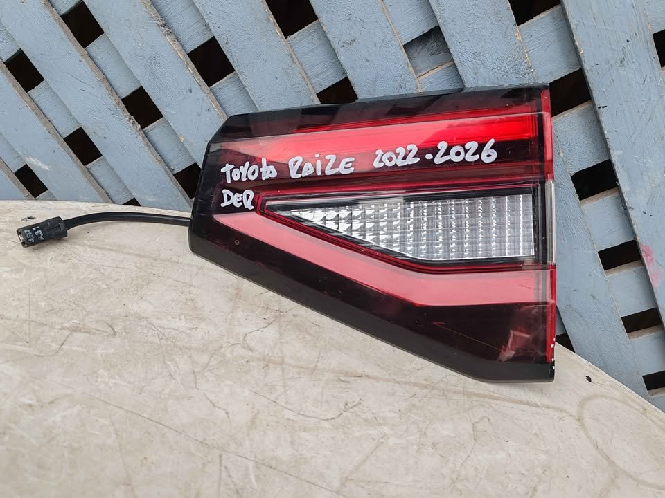 Foco derecho de portalón Toyota Raize 2022 - 2026