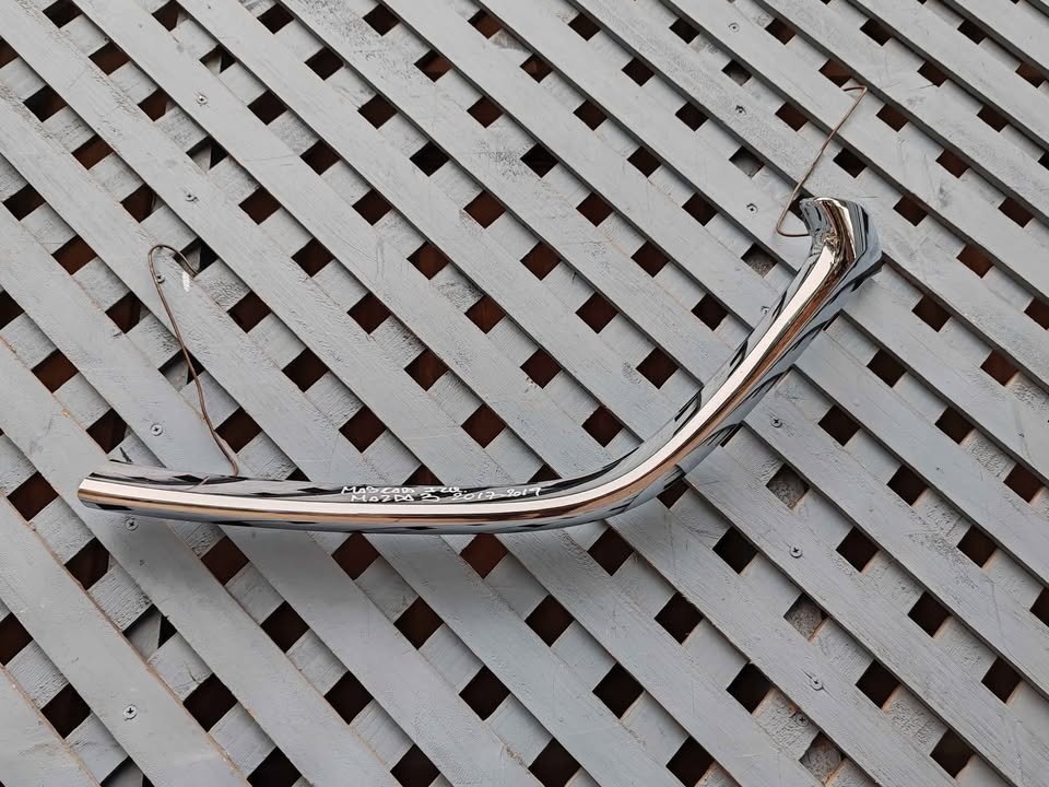 Moldura cromada de máscara izquierda Mazda 3 2017 - 2019