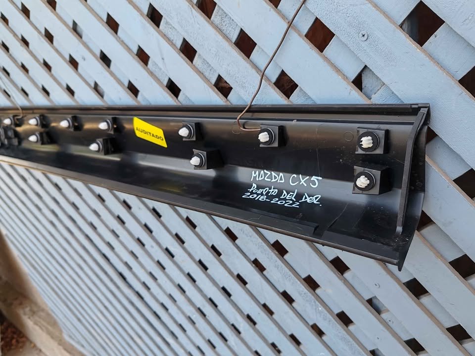 Moldura de puerta delantera derecha Mazda CX5 2018 - 2022 - Imagen 6