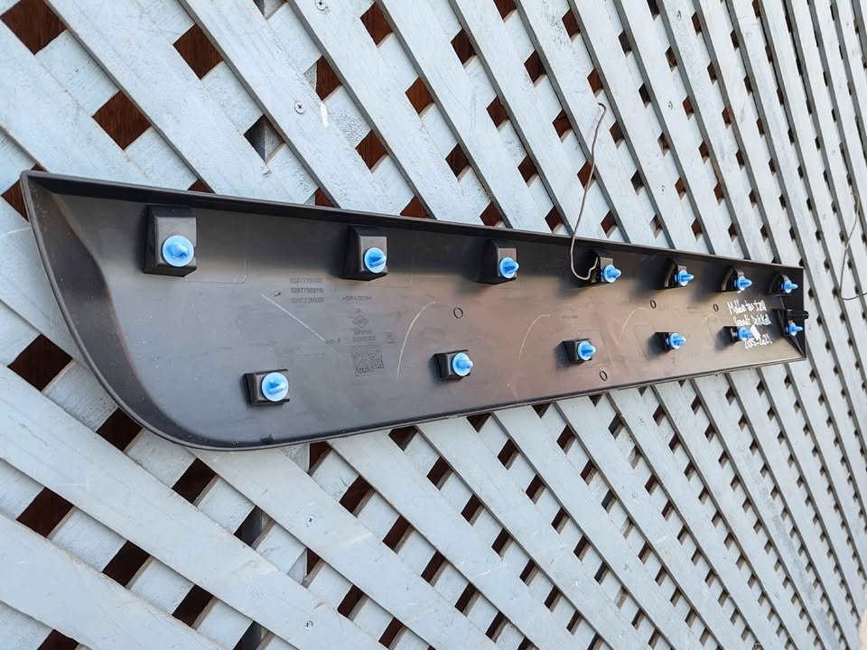 Moldura de puerta trasera izquierda Renault Dokker 2015 - 2021 - Imagen 4