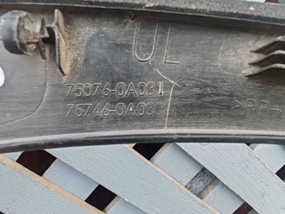 Moldura de puerta trasera izquierda Toyota Corolla Cross 2021 - 2025 - Imagen 3